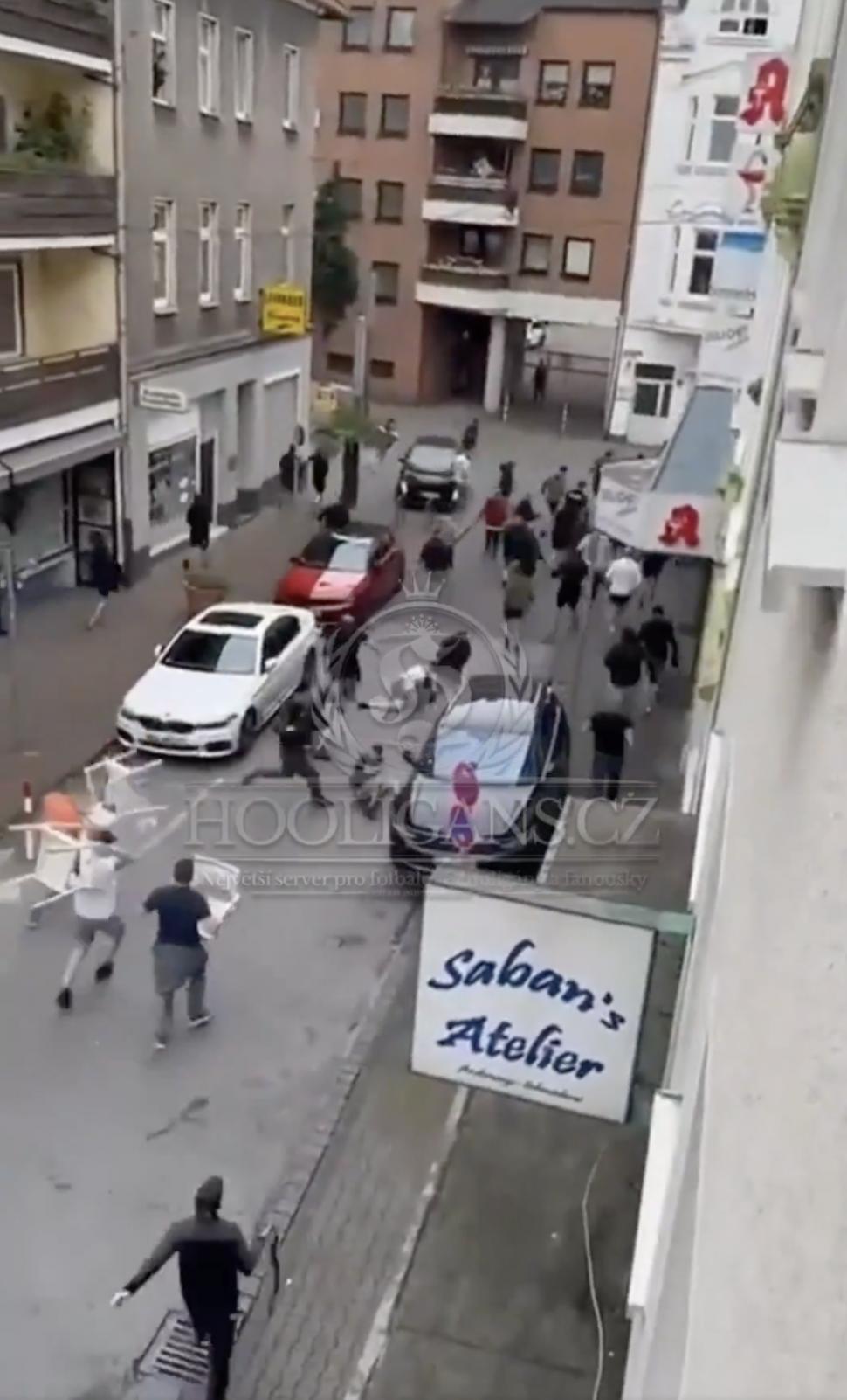 „A început să plouă cu scaune și sticle”. Suporterii englezi și sârbi s-au bătut înaintea meciului Anglia-Serbia de la EURO 2024 907822