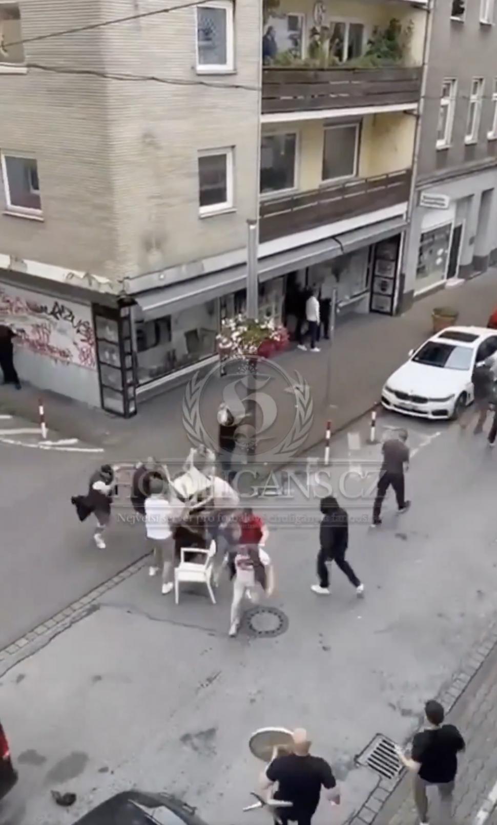 „A început să plouă cu scaune și sticle”. Suporterii englezi și sârbi s-au bătut înaintea meciului Anglia-Serbia de la EURO 2024 907823