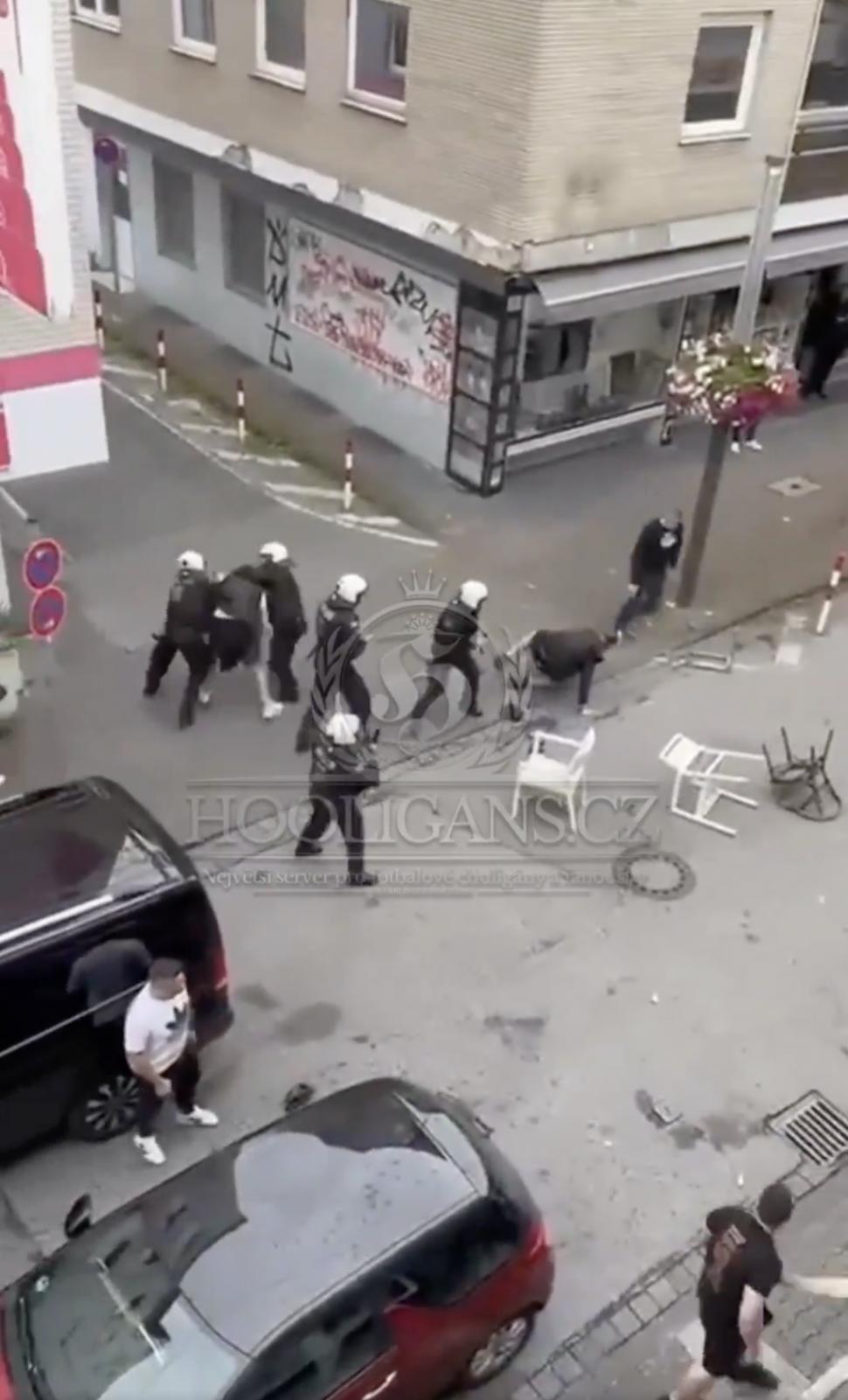 „A început să plouă cu scaune și sticle”. Suporterii englezi și sârbi s-au bătut înaintea meciului Anglia-Serbia de la EURO 2024 907824