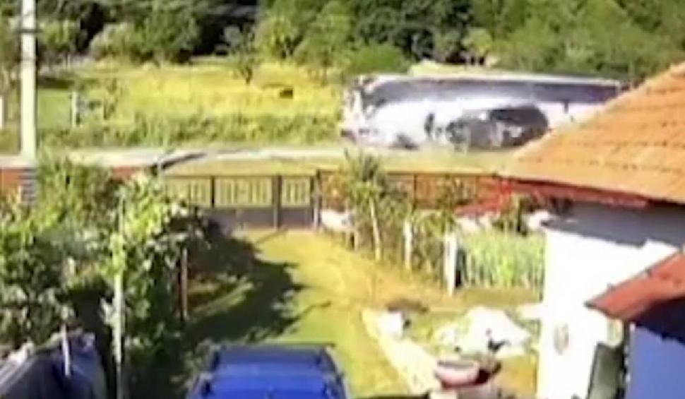 Momentul impactului mortal dintre autocarul plin cu copii și un autoturism, în Vâlcea 907774
