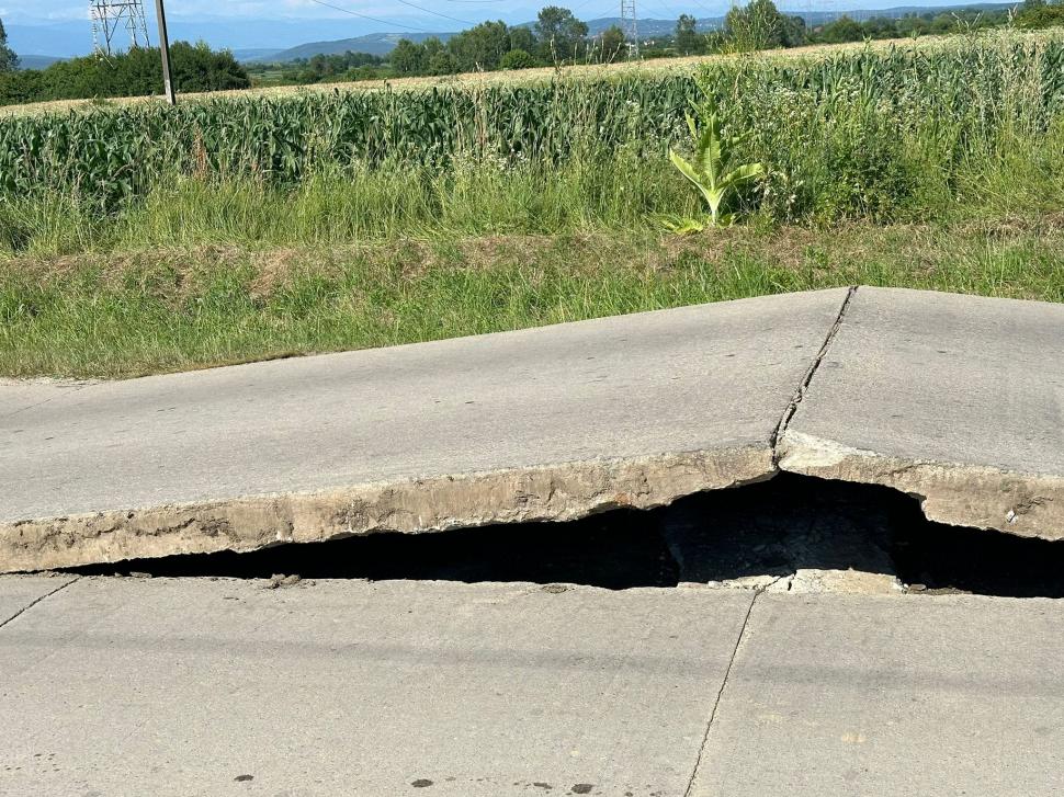 O femeie a ajuns la spital, după ce a zburat cu mașina de pe un drum „umflat” din cauza caniculei, în Gorj 908279