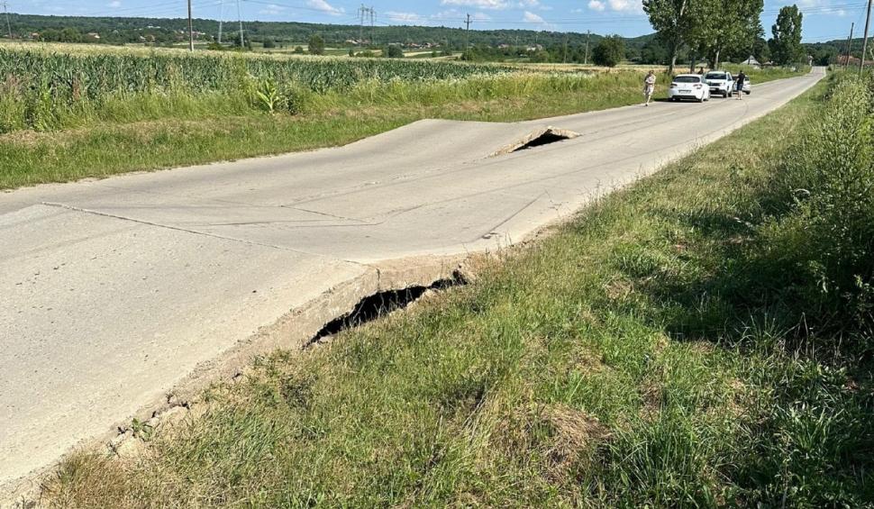 O femeie a ajuns la spital, după ce a zburat cu mașina de pe un drum „umflat” din cauza caniculei, în Gorj 908280