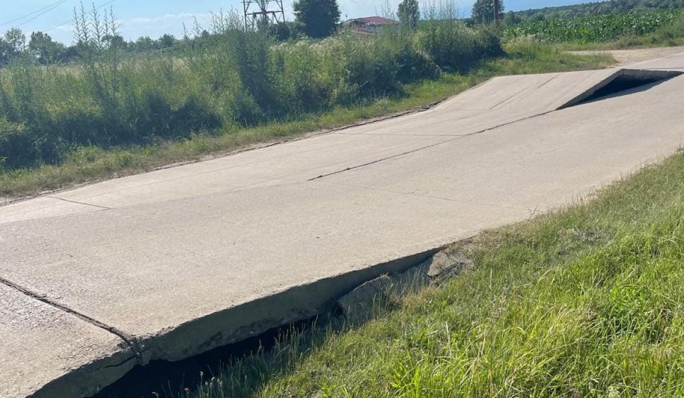 O femeie a ajuns la spital, după ce a zburat cu mașina de pe un drum „umflat” din cauza caniculei, în Gorj 908281