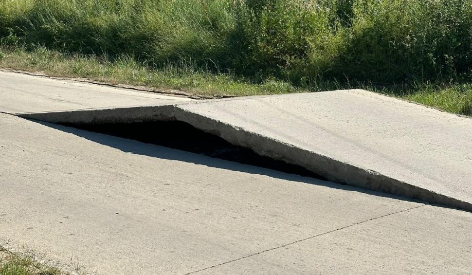 O femeie a ajuns la spital, după ce a zburat cu mașina de pe un drum „umflat” din cauza caniculei, în Gorj 908282