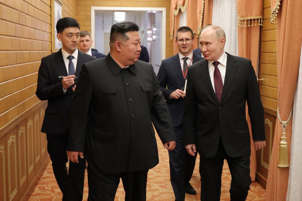 Vladimir Putin îi mulțumește lui Kim Jong Un la Phenian pentru "sprijinul în direcția ucraineană". Liderul rus l-a invitat la Moscova pe omologul nord-coreean 908229