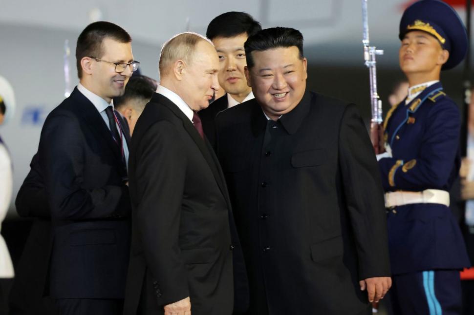 Vladimir Putin îi mulțumește lui Kim Jong Un la Phenian pentru "sprijinul în direcția ucraineană". Liderul rus l-a invitat la Moscova pe omologul nord-coreean 908230