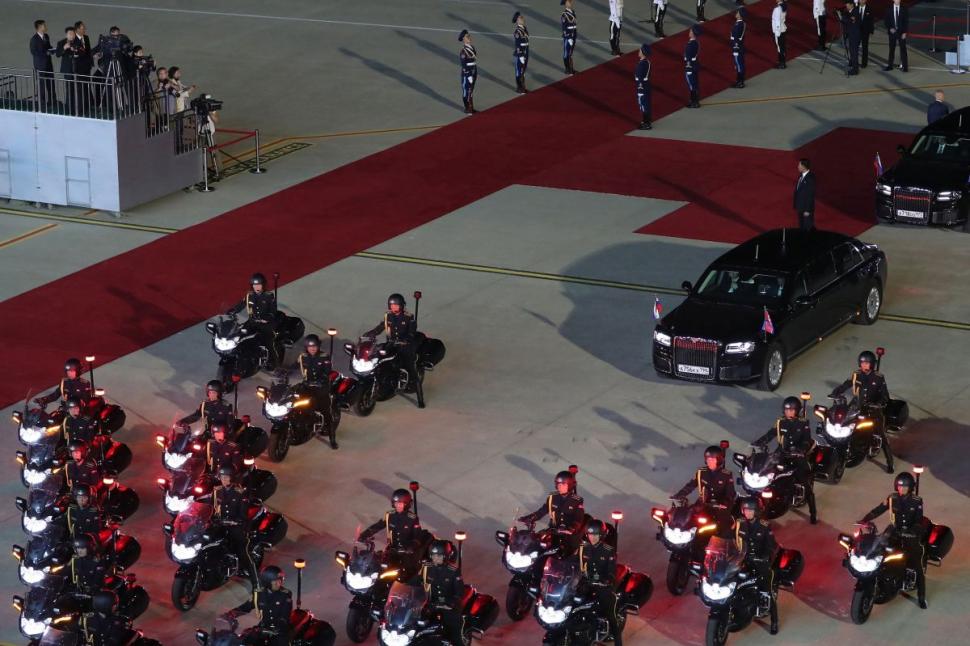 Vladimir Putin îi mulțumește lui Kim Jong Un la Phenian pentru "sprijinul în direcția ucraineană". Liderul rus l-a invitat la Moscova pe omologul nord-coreean 908233