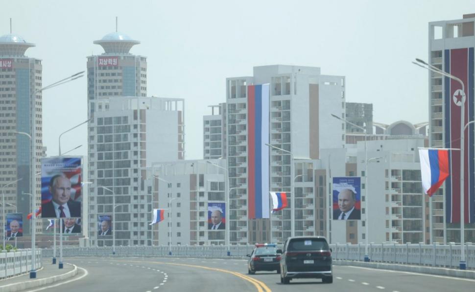 Vladimir Putin îi mulțumește lui Kim Jong Un la Phenian pentru "sprijinul în direcția ucraineană". Liderul rus l-a invitat la Moscova pe omologul nord-coreean 908234