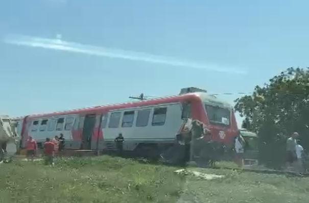Un tren în care se aflau zeci de călători a lovit un camion încărcat cu piatră, la Tuzla 908504
