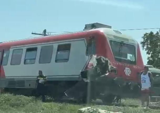 Un tren în care se aflau zeci de călători a lovit un camion încărcat cu piatră, la Tuzla 908505