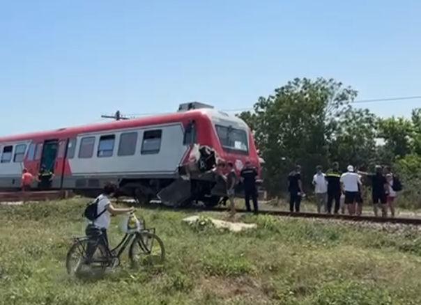Un tren în care se aflau zeci de călători a lovit un camion încărcat cu piatră, la Tuzla 908507