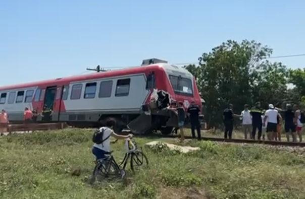 Un tren în care se aflau zeci de călători a lovit un camion încărcat cu piatră, la Tuzla 908508