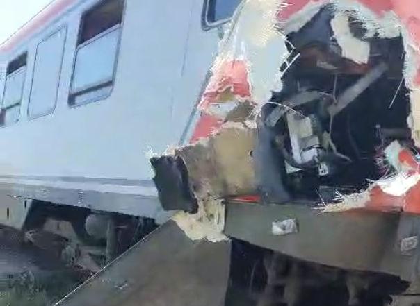 Un tren în care se aflau zeci de călători a lovit un camion încărcat cu piatră, la Tuzla 908509