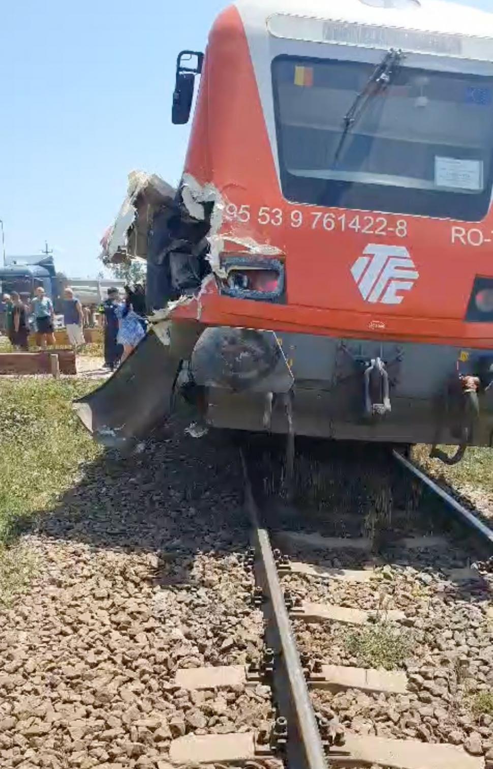 Un tren în care se aflau zeci de călători a lovit un camion încărcat cu piatră, la Tuzla 908513