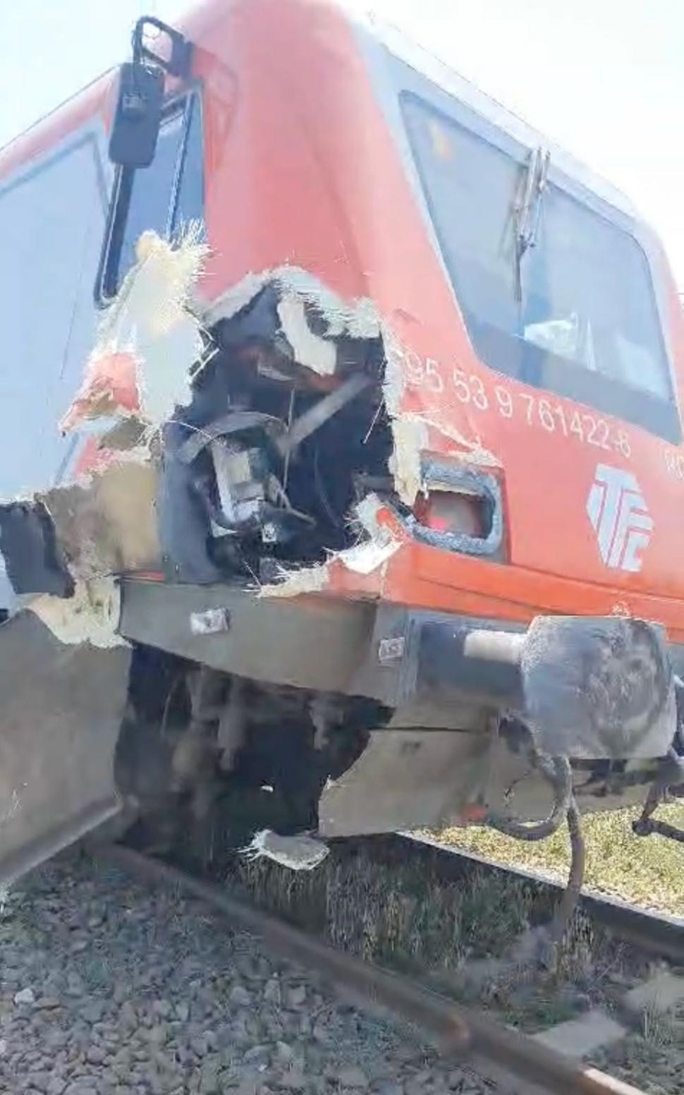 Un tren în care se aflau zeci de călători a lovit un camion încărcat cu piatră, la Tuzla 908514