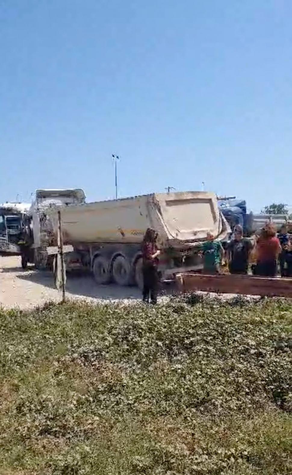 Un tren în care se aflau zeci de călători a lovit un camion încărcat cu piatră, la Tuzla 908515