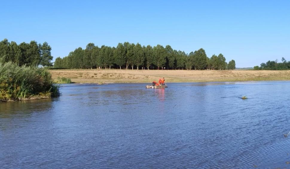 Un băiat de zece ani a dispărut în apele râului Siret, la Liteni. Pompierii îl caută cu două bărci pneumatice 908570