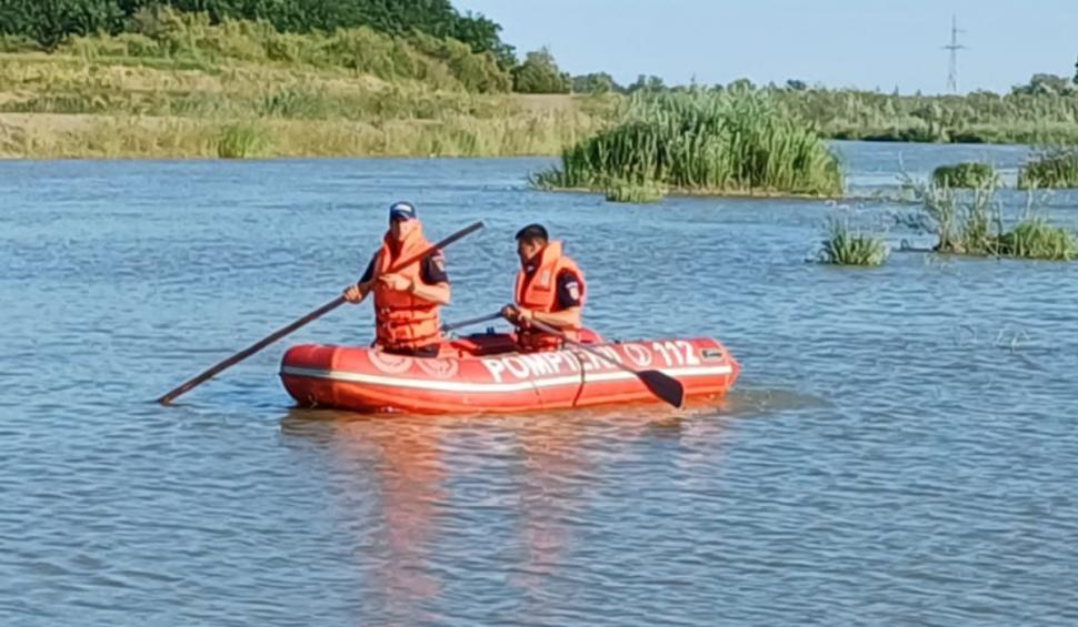 Un băiat de zece ani a dispărut în apele râului Siret, la Liteni. Pompierii îl caută cu două bărci pneumatice 908571