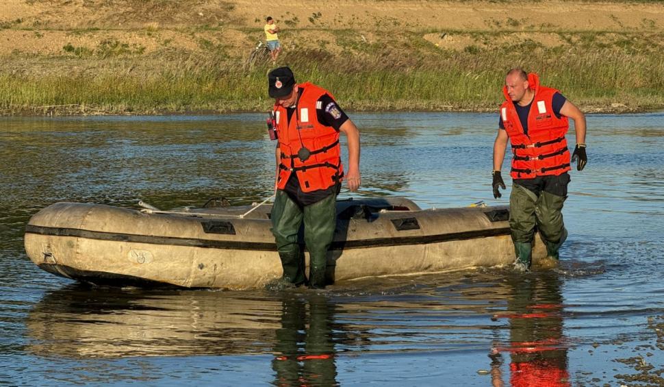 Un băiat de zece ani a dispărut în apele râului Siret, la Liteni. Pompierii îl caută cu două bărci pneumatice 908572