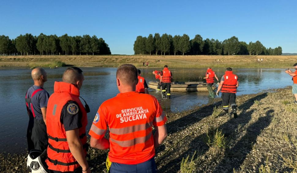 Un băiat de zece ani a dispărut în apele râului Siret, la Liteni. Pompierii îl caută cu două bărci pneumatice 908573