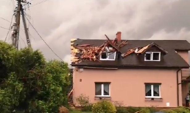 Imaginile Apocalipsei vin din Polonia: Vânt de 100 km/h și grindină cât mingea de tenis 908473