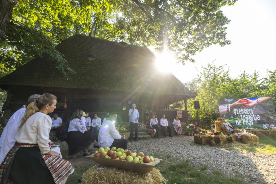 „Ștergem tradiția de praf”: Campania Profi care ne ajută să reînviem tradiția 908663