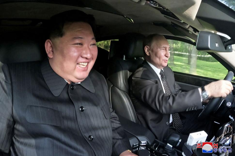 Vladimir Putin și Kim Jong Un s-au distrat la o plimbare prin Phenian, într-un Aurus 908638