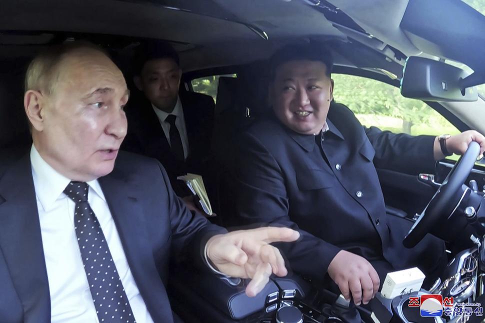 Vladimir Putin și Kim Jong Un s-au distrat la o plimbare prin Phenian, într-un Aurus 908639