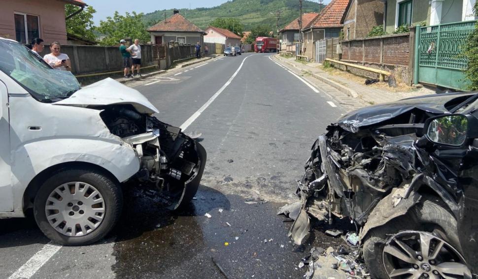 Cinci persoane rănite, printre care un copil, într-un accident care a avut loc în Hunedoara 908783