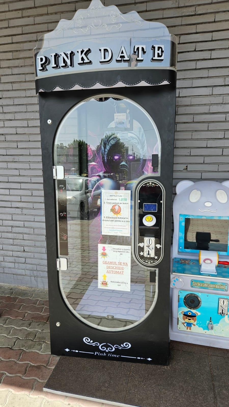 O fetiţă de 5 ani s-a blocat într-o cutie a unui joc stradal, în Slatina. A fost nevoie de intervenţia pompierilor 908846