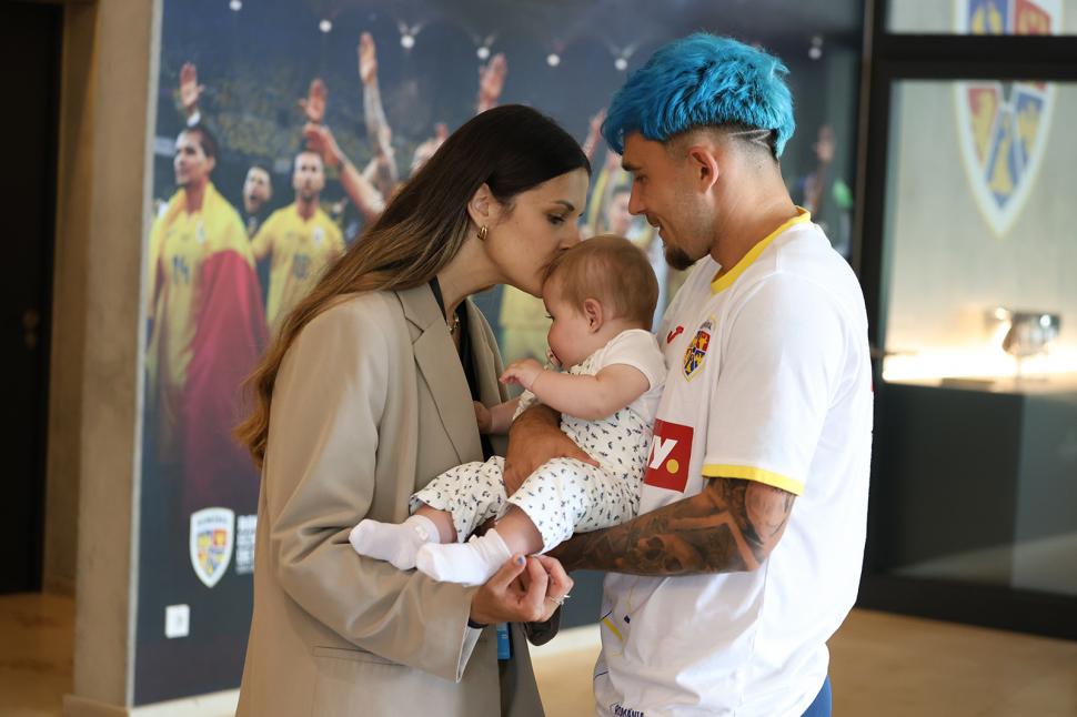 „Lacrimi de bucurie”. Tricolorii s-au reîntâlnit cu familiile lor, în cantonamentul din Germania de la EURO 2024 909006