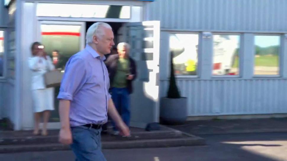 Avionul care îl transportă pe Julian Assange a decolat din Bangkok. Fondatorul Wikileaks trebuie să ajungă pe o insulă din Oceanul Pacific, conform înțelegerii încheiate cu SUA 909277