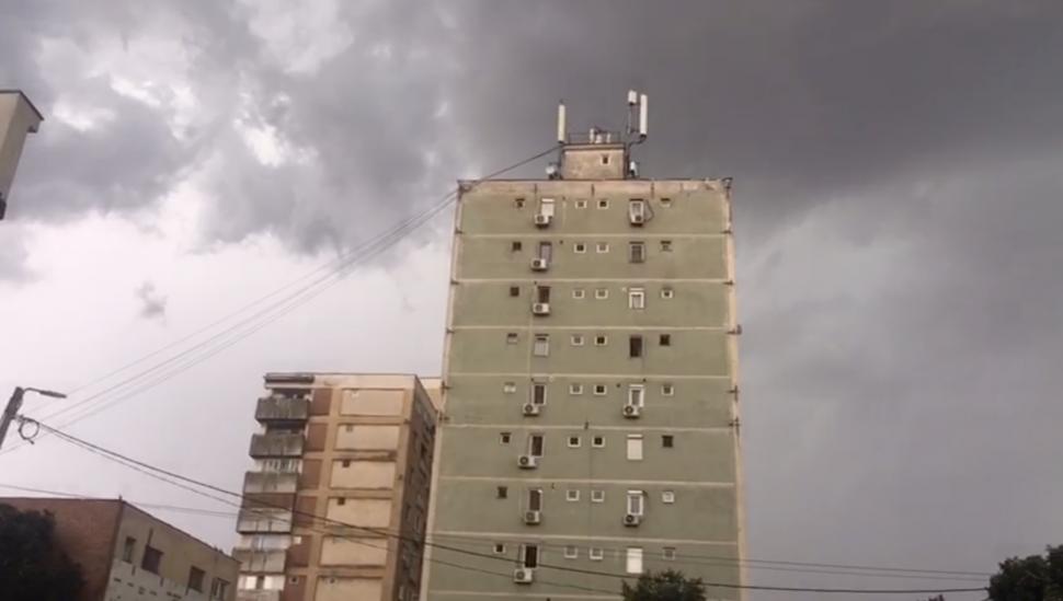 Cod portocaliu de vijelii și grindină, în mai multe localități: Locuitorii din județul Arad au primit mesaj Ro-Alert să se adăpostească 909283