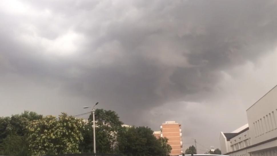 Cod portocaliu de vijelii și grindină, în mai multe localități: Locuitorii din județul Arad au primit mesaj Ro-Alert să se adăpostească 909284