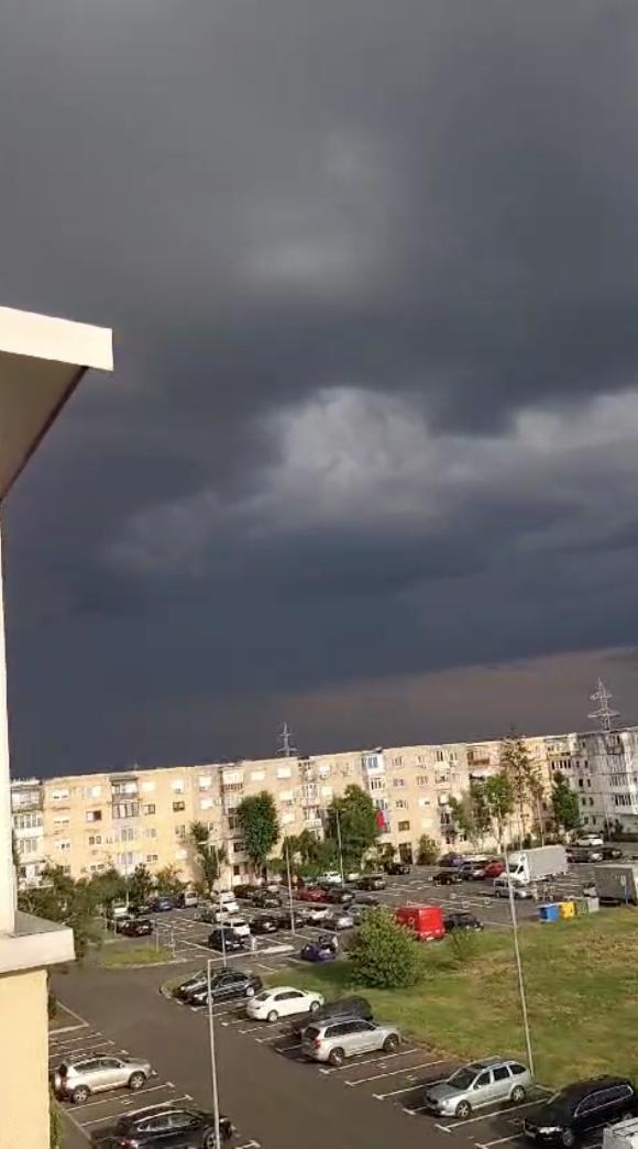 Cod portocaliu de vijelii și grindină, în mai multe localități: Locuitorii din județul Arad au primit mesaj Ro-Alert să se adăpostească 909285