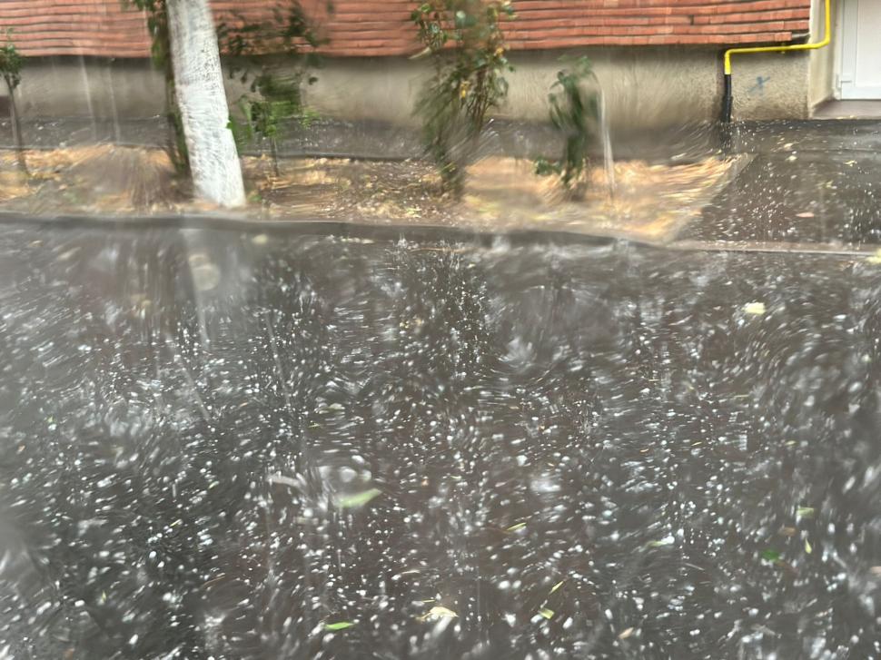 Cod portocaliu de vijelii și grindină, în mai multe localități: Locuitorii din județul Arad au primit mesaj Ro-Alert să se adăpostească 909287