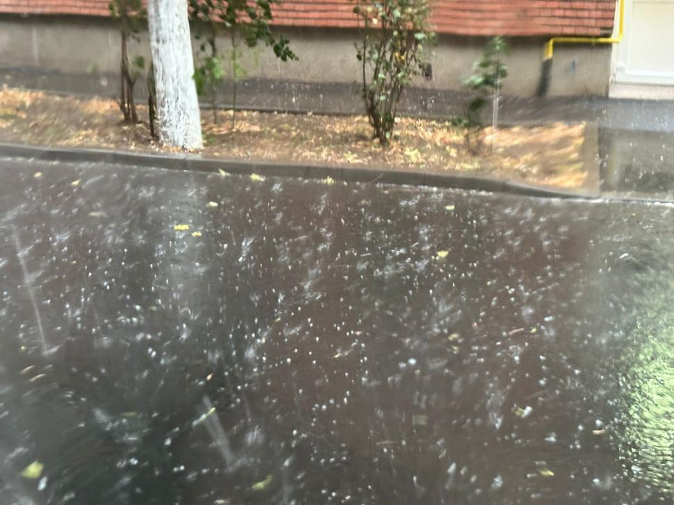 Cod portocaliu de vijelii și grindină, în mai multe localități: Locuitorii din județul Arad au primit mesaj Ro-Alert să se adăpostească 909288