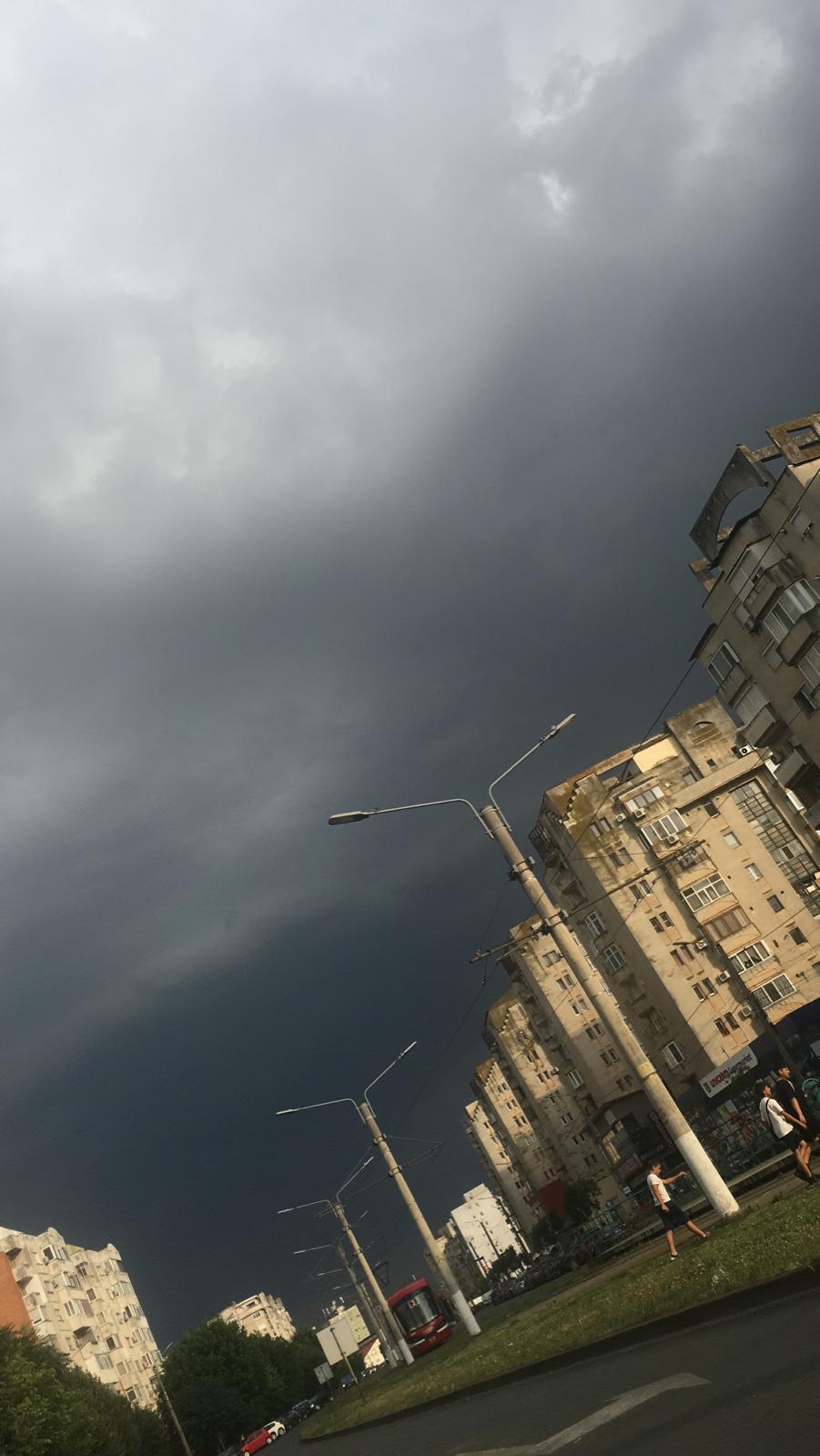 Cod portocaliu de vijelii și grindină, în mai multe localități: Locuitorii din județul Arad au primit mesaj Ro-Alert să se adăpostească 909289