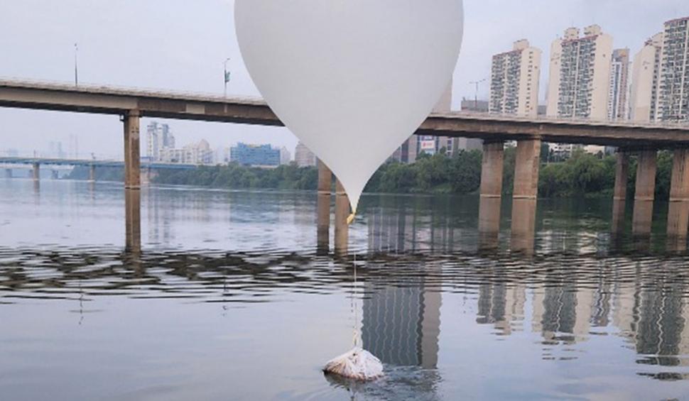 Regimul lui Kim Jong Un își trimite gunoiul în baloane în Coreea de Sud. Livrările includ viermi de diverse tipuri, hârtie folosită și haine cu imprimeuri Disney 909105