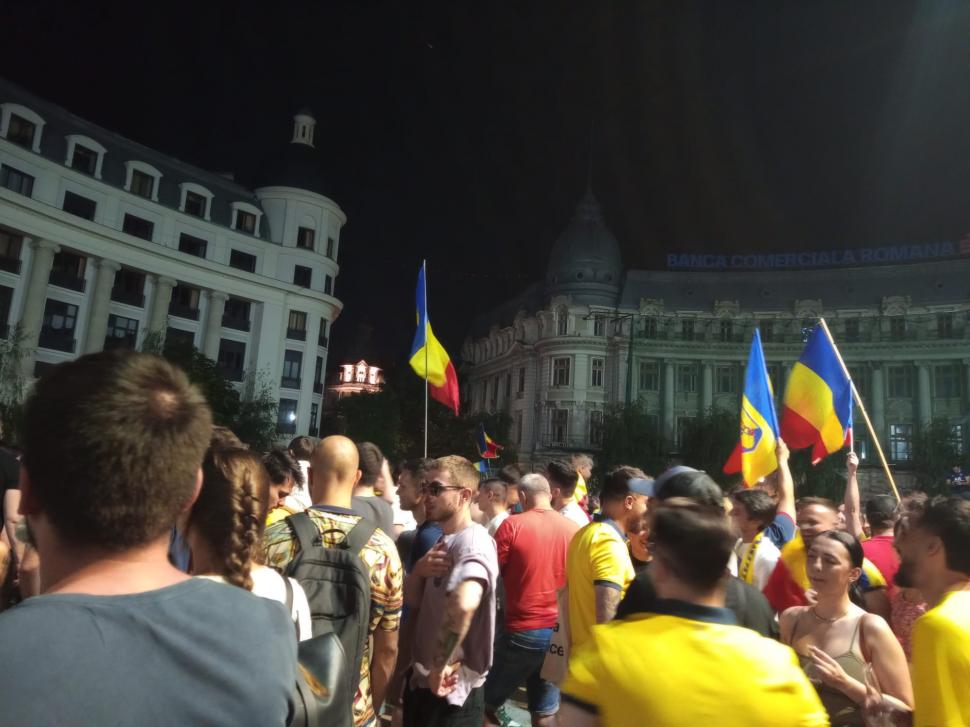 Suporterii români au sărbătorit în București calificarea României în optimile EURO 2024: Traficul a fost blocat la Universitate, autobuzele au purtat tricolor 909526