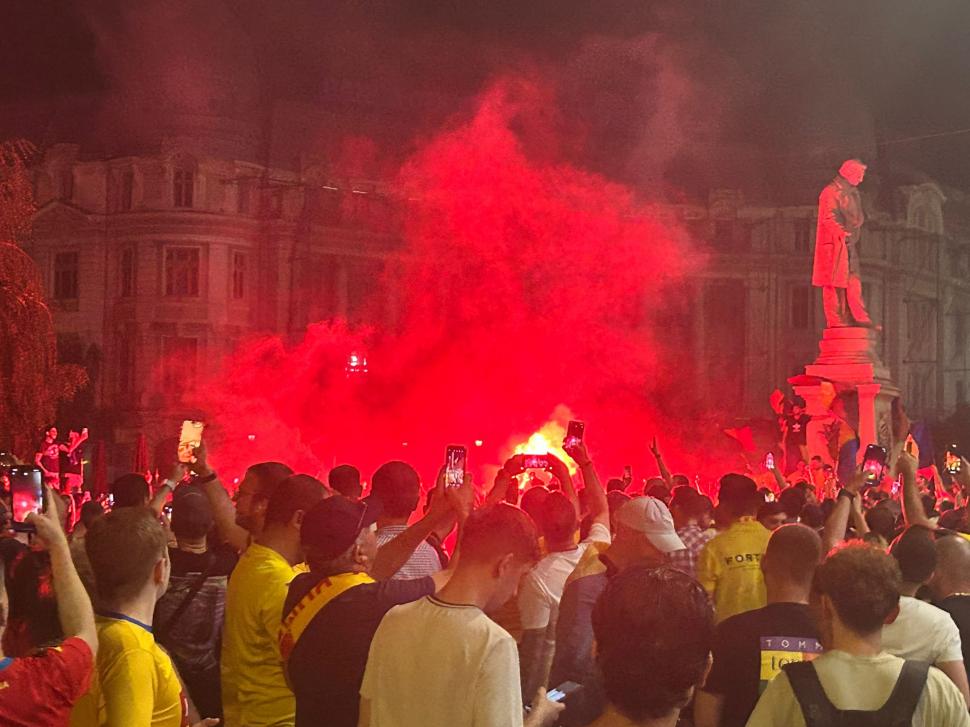 Suporterii români au sărbătorit în București calificarea României în optimile EURO 2024: Traficul a fost blocat la Universitate, autobuzele au purtat tricolor 909533