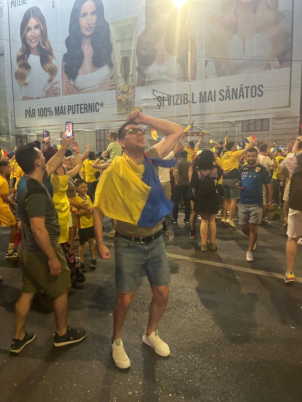 Suporterii români au sărbătorit în București calificarea României în optimile EURO 2024: Traficul a fost blocat la Universitate, autobuzele au purtat tricolor 909538