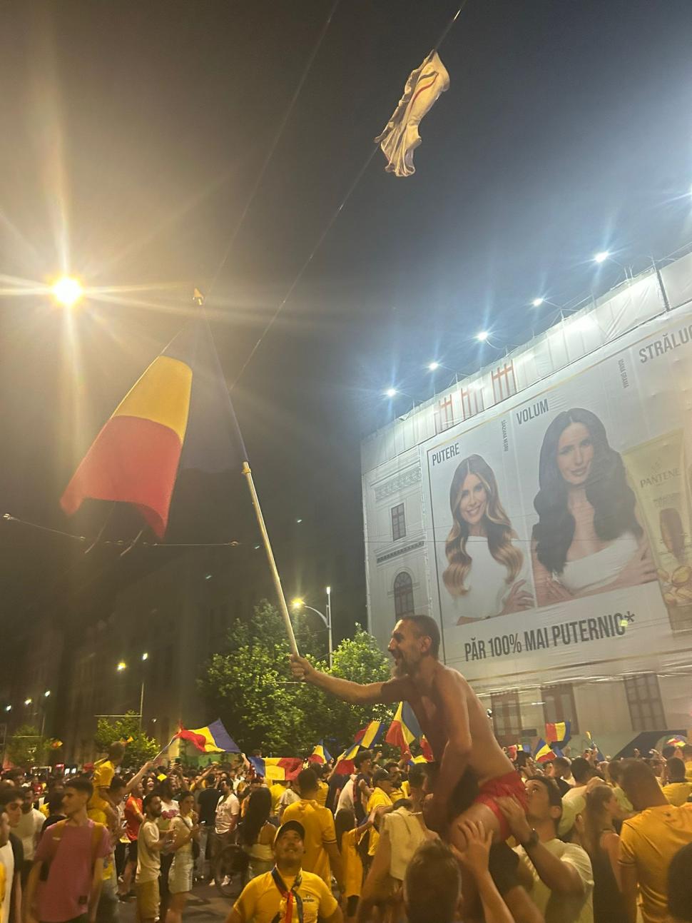 Suporterii români au sărbătorit în București calificarea României în optimile EURO 2024: Traficul a fost blocat la Universitate, autobuzele au purtat tricolor 909539