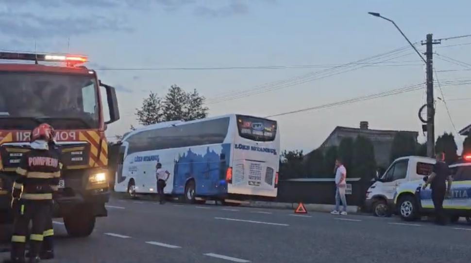 Accident grav, între un autocar și o mașină, în satul Hârlești din Bacău: Cinci persoane au fost rănite, trei sunt în stare critică 909802