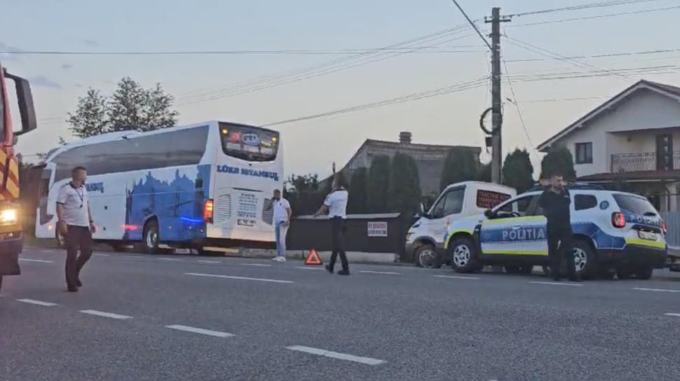 Accident grav, între un autocar și o mașină, în satul Hârlești din Bacău: Cinci persoane au fost rănite, trei sunt în stare critică 909804