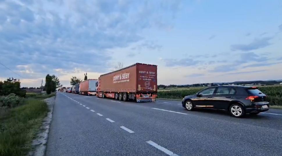 Accident grav, între un autocar și o mașină, în satul Hârlești din Bacău: Cinci persoane au fost rănite, trei sunt în stare critică 909805