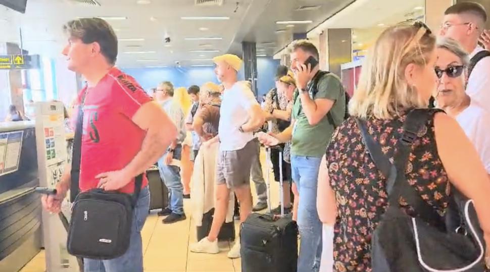 Haos pe Aeroportul Otopeni: Sunt întârzieri la mai multe curse, iar angajații unei companii aeriene s-au retras ca să nu fie agresați de pasageri 909747