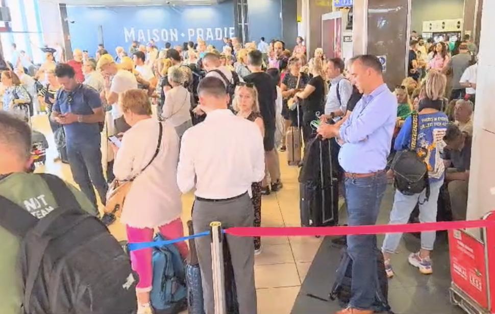 Haos pe Aeroportul Otopeni: Sunt întârzieri la mai multe curse, iar angajații unei companii aeriene s-au retras ca să nu fie agresați de pasageri 909748