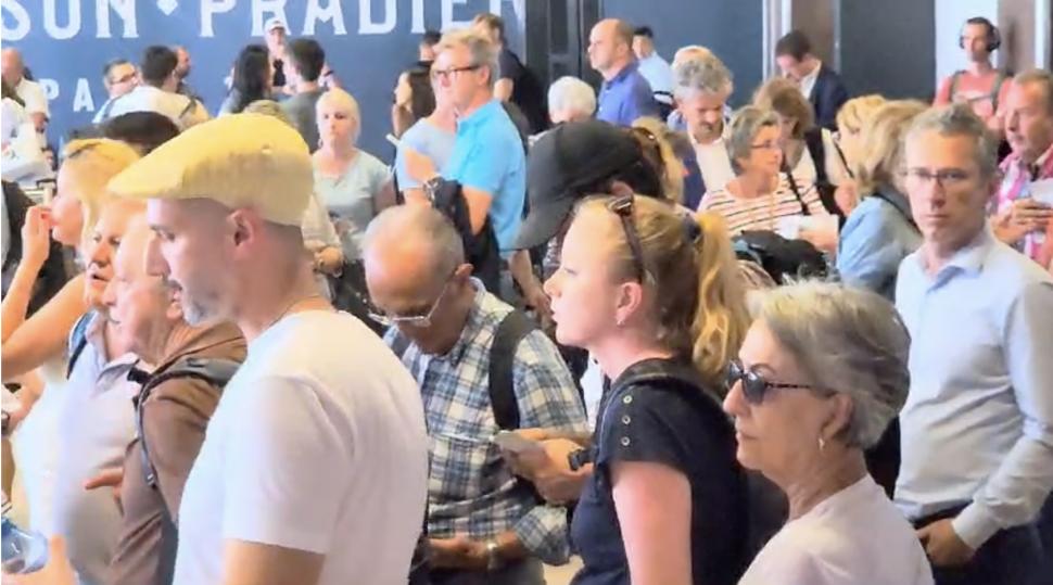 Haos pe Aeroportul Otopeni: Sunt întârzieri la mai multe curse, iar angajații unei companii aeriene s-au retras ca să nu fie agresați de pasageri 909750