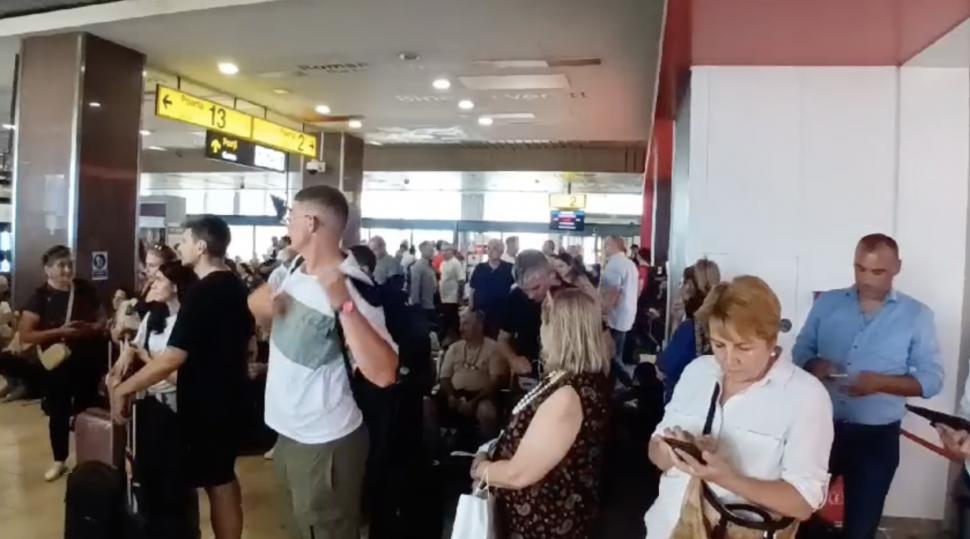 Haos pe Aeroportul Otopeni: Sunt întârzieri la mai multe curse, iar angajații unei companii aeriene s-au retras ca să nu fie agresați de pasageri 909751